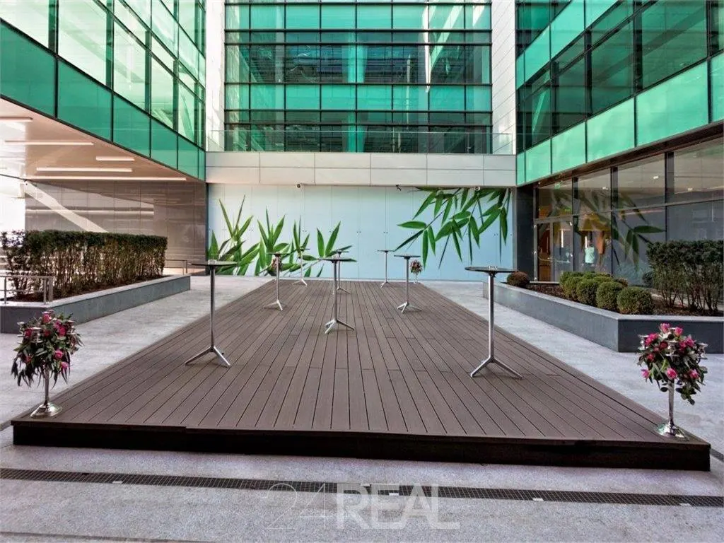 Spatii comerciale de inchiriat in Platinum Business de la 405 mp — 2