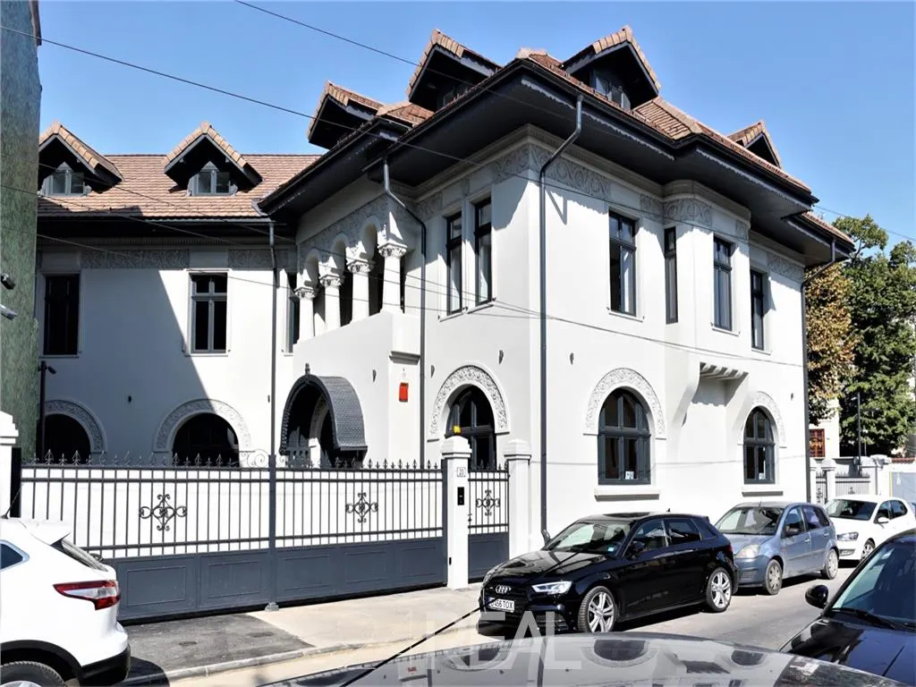 Vila de mari dimensiuni proaspat renovata - de vanzare — 3