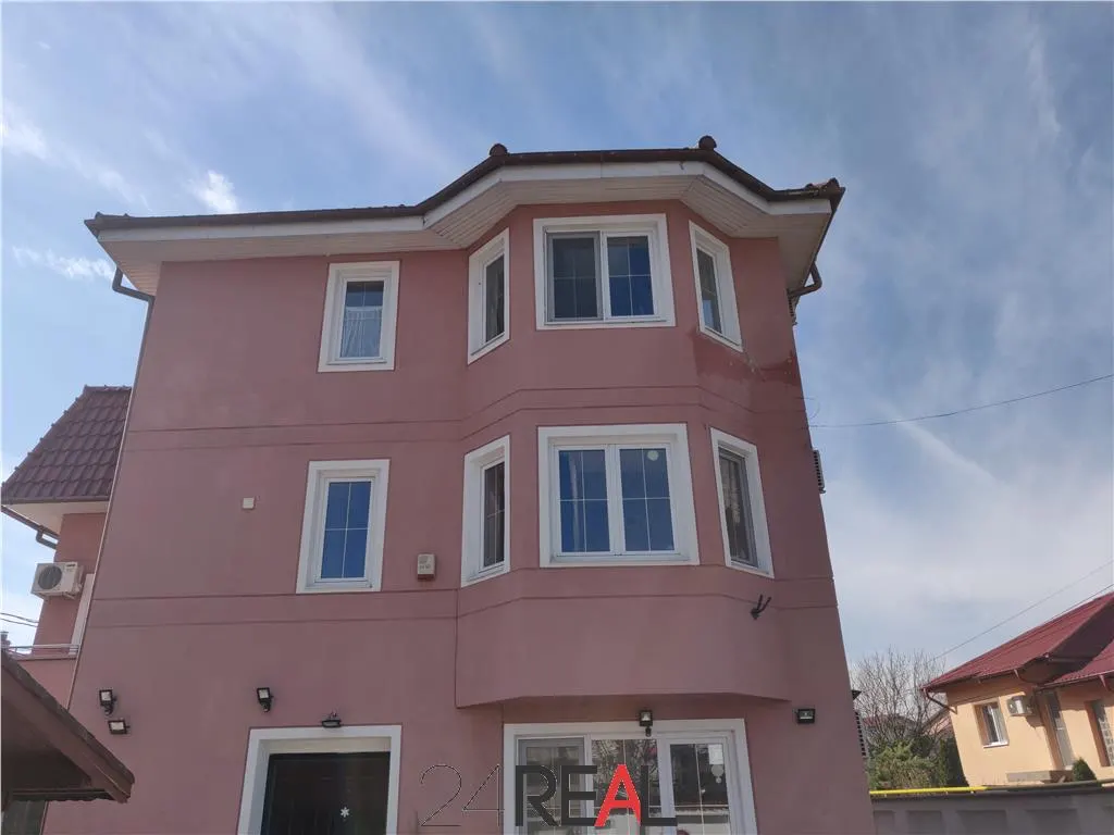 Vila de vanzare pretabila pentru rezidenta/birouri/gradinita — 2