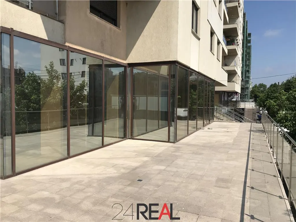 Vanzare spatiu comercial showroom birouri 258 mp + 135 mp terasa — 2